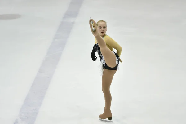 Orenburg, Rússia - 31 de março de 2018 ano: Meninas competem na patinação artística — Fotografia de Stock