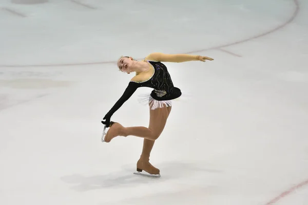 俄罗斯奥伦堡-2018年3月31日年: 女孩参加花样滑冰比赛 — 图库照片