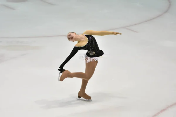 Orenburg, Rússia - 31 de março de 2018 ano: Meninas competem na patinação artística — Fotografia de Stock