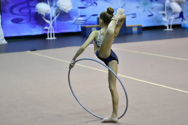Orenburg, Rusland - 25 November 2017 jaar: meisjes concurreren in ritmische gymnastiek — Stockfoto