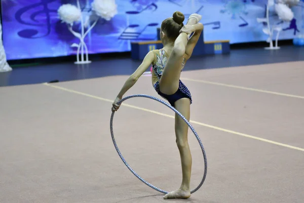 Orenburg, Rússia - 25 de novembro de 2017 ano: meninas competem na ginástica rítmica — Fotografia de Stock