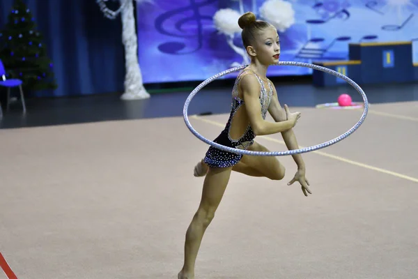 Orenburg, Rusko - 25 listopadu 2017 rok: dívky soutěžit v rytmické gymnastice — Stock fotografie