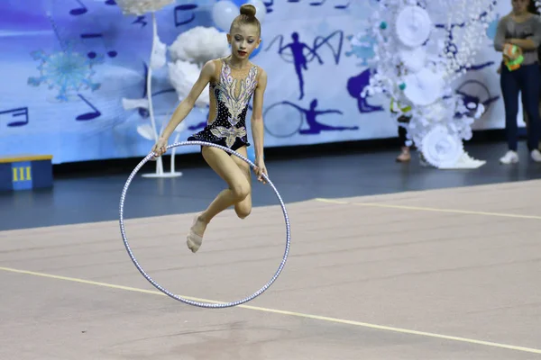 Orenburg, russland - 25. november 2017 jahr: mädchen wetteifern im rhythmischen turnen — Stockfoto