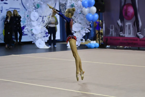 Orenburg, Rusko - 25 listopadu 2017 rok: dívky soutěžit v rytmické gymnastice — Stock fotografie