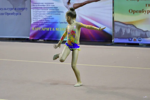 Orenburg, Rusko - 25 listopadu 2017 rok: dívky soutěžit v rytmické gymnastice — Stock fotografie