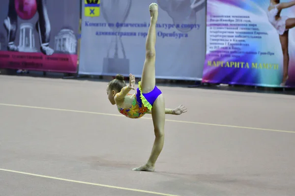 Orenburg, Russia - 25 novembre 2017 anno: le ragazze gareggiano nella ginnastica ritmica — Foto Stock