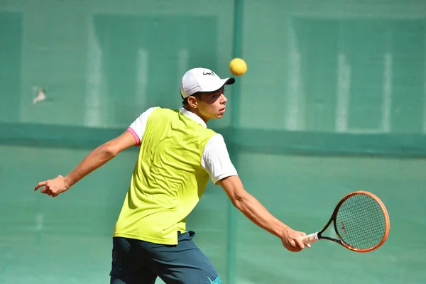 Orenburg, Rusko - 15 srpna 2017 rok: kluci hrají tenis — Stock fotografie