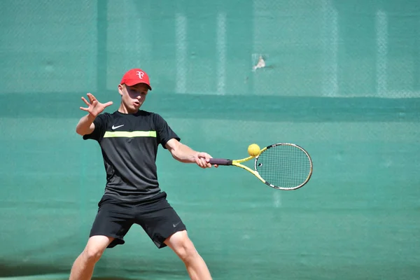 Orenburg, Rusko - 15 srpna 2017 rok: kluci hrají tenis — Stock fotografie