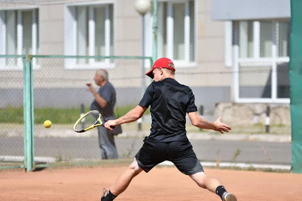 Orenburg, Rússia - 15 de agosto de 2017 ano: Meninos jogando tênis — Fotografia de Stock