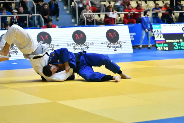 Orenburg, Rusia - 12-13 de mayo de 2018: Los niños compiten en Judo —  Fotos de Stock