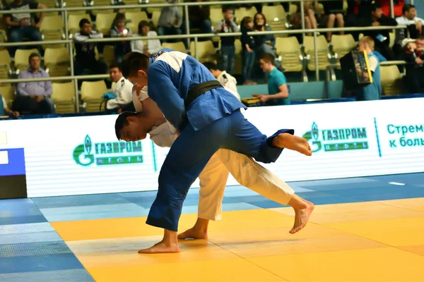 Orenburg, Rusia - 12-13 de mayo de 2018: Los niños compiten en Judo — Foto de Stock