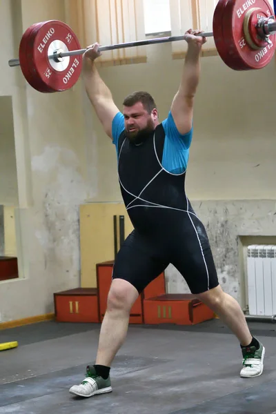 Orenburg, russland, 17. Dezember 2017 jahre: die Jungen messen sich im gewichtheben — Stockfoto