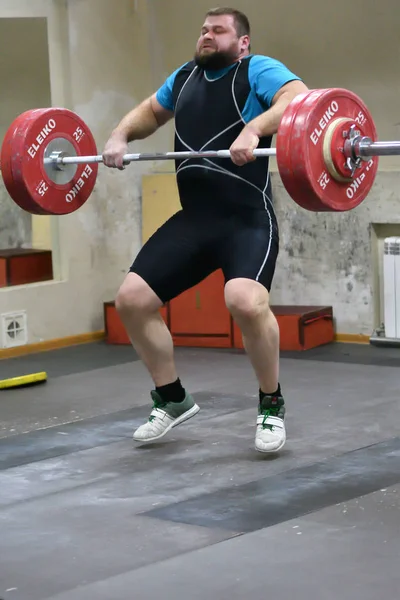 Orenburg, Russia, December 17, 2017 years: the boys compete in weightlifting — Stock Photo, Image