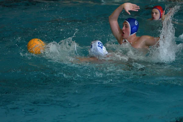 Orenburg, Russie - 4 mai 2017 ans : les garçons jouent au water-polo — Photo