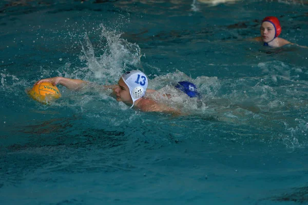 Orenburg, Russie - 4 mai 2017 ans : les garçons jouent au water-polo — Photo