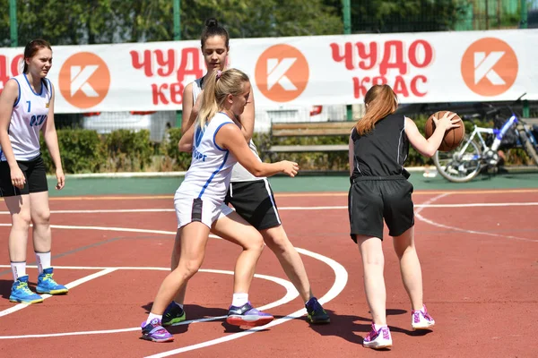 俄罗斯奥伦堡-2017年7月30日: 女孩打街头篮球 — 图库照片