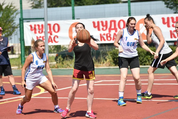 Orenburg, Rusia - 30 de julio de 2017 año: Las niñas juegan Street Basketball —  Fotos de Stock