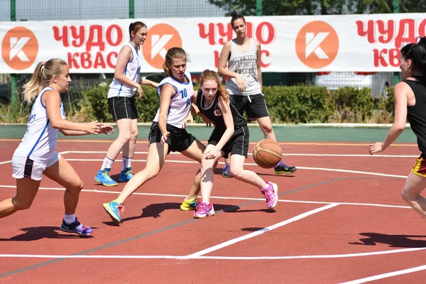 Orenburg, Rusya Federasyonu - 30 Temmuz 2017 yıl: kızlar sokak basketbol oynamak — Stok fotoğraf