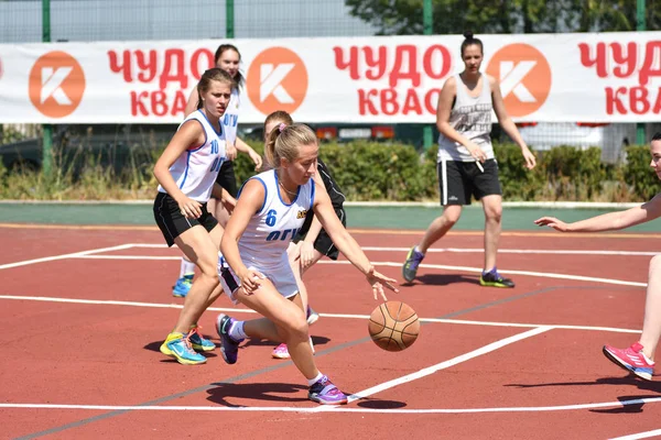 Orenburg, Rusya Federasyonu - 30 Temmuz 2017 yıl: kızlar sokak basketbol oynamak — Stok fotoğraf