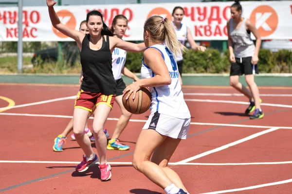 Orenburg, Rusya Federasyonu - 30 Temmuz 2017 yıl: kızlar sokak basketbol oynamak — Stok fotoğraf