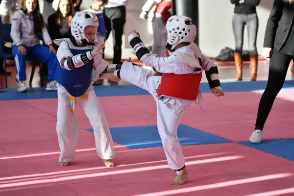 オレンブルク, ロシア連邦 - 2018 年 1 月 27 日年: 子供たちがテコンドーで競争 — ストック写真