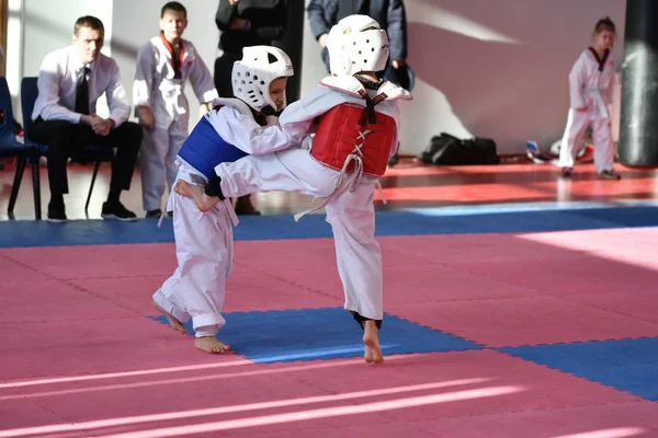 오렌부르크, 러시아-2018 년 1 월 27 일 년: 아이 들 태권도에서 경쟁 — 스톡 사진