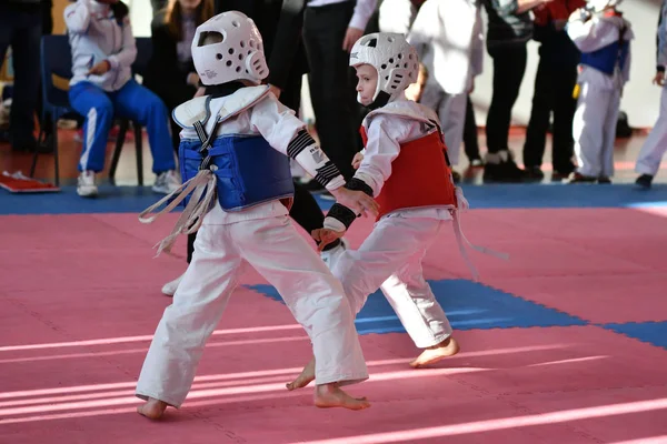 Όρεμπουργκ, Ρωσία - 27 Ιανουαρίου 2018 χρόνια: τα παιδιά ανταγωνίζονται στο Τάε Κβον Ντο — Φωτογραφία Αρχείου