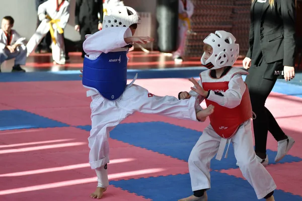 Orenburg, Rusko - 27. ledna 2018 let: děti soutěžit v Taekwondo — Stock fotografie