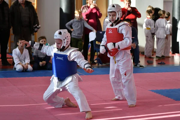 Orenburg, Rosja - lat 27 stycznia 2018: dzieci konkurować w Taekwondo — Zdjęcie stockowe