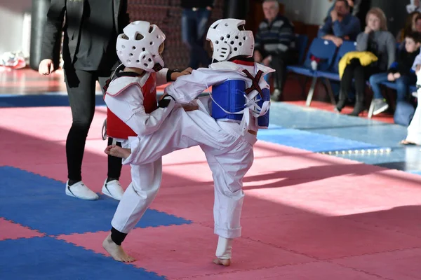 Orenburg, russland - 27. januar 2018 jahre: die kinder messen sich im taekwondo — Stockfoto