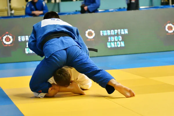 Orenburg, Rusia - 12-13 de mayo de 2018: Los niños compiten en Judo — Foto de Stock