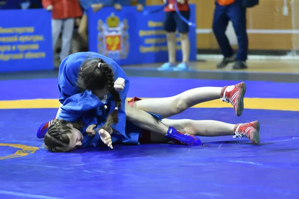 Orenburg, Rússia - 16 de fevereiro de 2019: competições de meninas Sambo — Fotografia de Stock