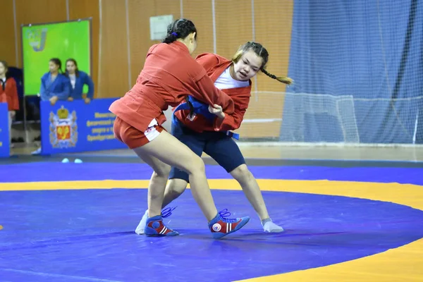Orenburg, Ryssland - 16 februari 2019: flickor tävlingar Sambo — Stockfoto