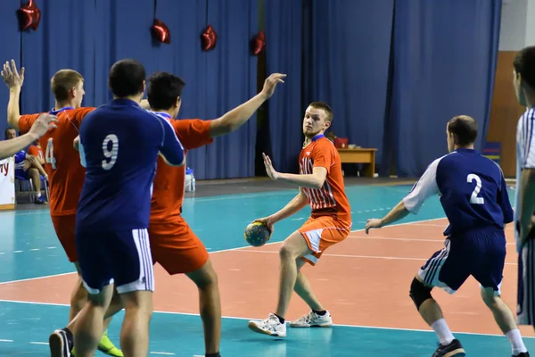 Orenburg, Rússia - 11-13 Fevereiro 2018 ano: meninos jogar no handebol — Fotografia de Stock