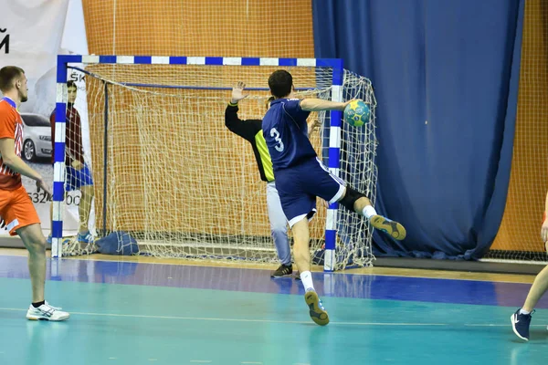 Orenburg, Rússia - 11-13 Fevereiro 2018 ano: meninos jogar no handebol — Fotografia de Stock