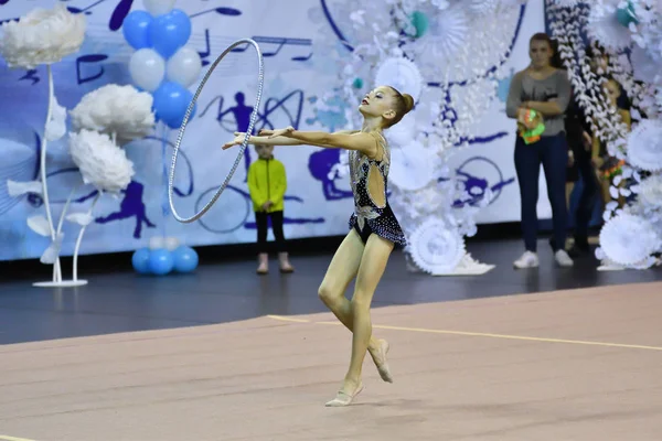 Orenburg, russland - 25. november 2017 jahr: mädchen wetteifern im rhythmischen turnen — Stockfoto