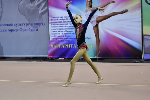 Orenburg, Rusko - 25 listopadu 2017 rok: dívky soutěžit v rytmické gymnastice — Stock fotografie