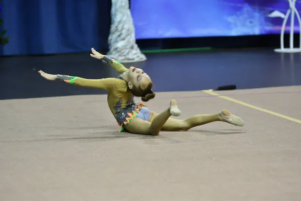 Orenburg, Russia - 25 novembre 2017 anno: le ragazze gareggiano nella ginnastica ritmica — Foto Stock