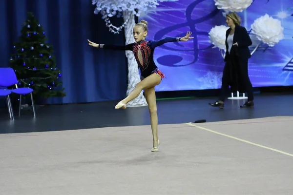 Orenburg, Rusko - 25 listopadu 2017 rok: dívky soutěžit v rytmické gymnastice — Stock fotografie