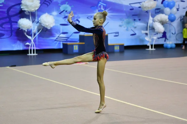 Orenburg, Rússia - 25 de novembro de 2017 ano: meninas competem na ginástica rítmica — Fotografia de Stock