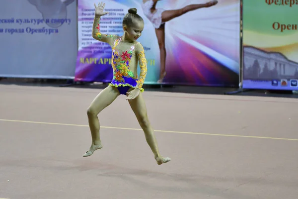 Orenburg, Rusia - 25 de noviembre de 2017 año: las niñas compiten en gimnasia rítmica —  Fotos de Stock