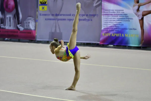 Orenburg, Rusia - 25 de noviembre de 2017 año: las niñas compiten en gimnasia rítmica — Foto de Stock