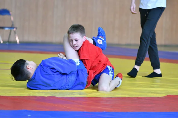 Orenburg, Rússia - 23 de fevereiro de 2019: Competições de meninos Sambo — Fotografia de Stock