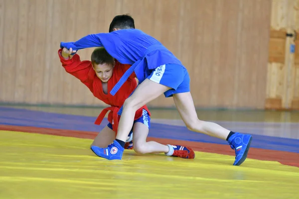 Orenburg, Rússia - 23 de fevereiro de 2019: Competições de meninos Sambo — Fotografia de Stock