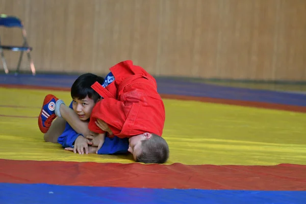 Orenburg, Federacja Rosyjska - 23 lutego 2019: Chłopców zawody Sambo — Zdjęcie stockowe