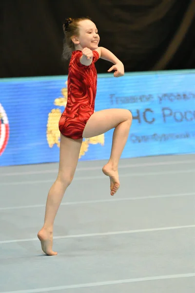 Orenburg, Rosja, lat 14 grudnia 2017: Dziewczyna konkurować w akrobatyka sportowa — Zdjęcie stockowe