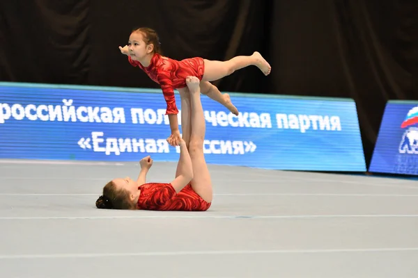 俄罗斯奥伦堡, 2017年12月14日: 女孩参加体育杂技比赛 — 图库照片