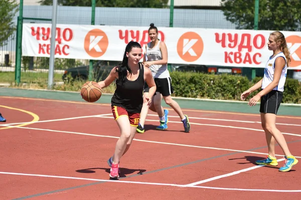Orenburg, Rússia - Julho 30, 2017 ano: meninas jogar basquete de rua — Fotografia de Stock