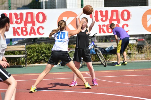 Orenburg, Russia - July 30, 2017 year: Girls play Street Basketball — Stock Photo, Image