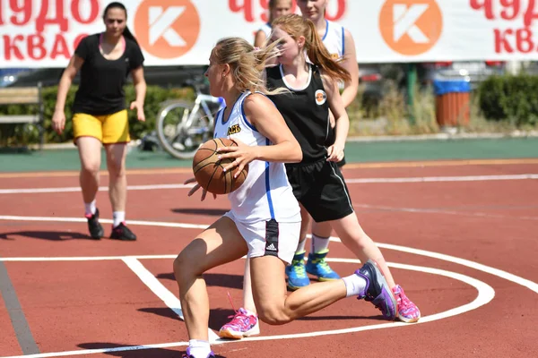 Orenburg, Rússia - Julho 30, 2017 ano: meninas jogar basquete de rua — Fotografia de Stock